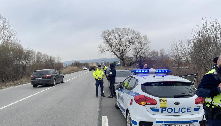 полиция - След КАТАСТРОФАТА С ПОЛИЦАЯ - колата му изгоряла мистериозно до основи! (СНИМКИ+ВИДЕО)