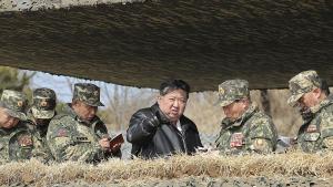 Севернокорейският лидер Ким Чен ун е ръководил военна демонстрация с участието на
