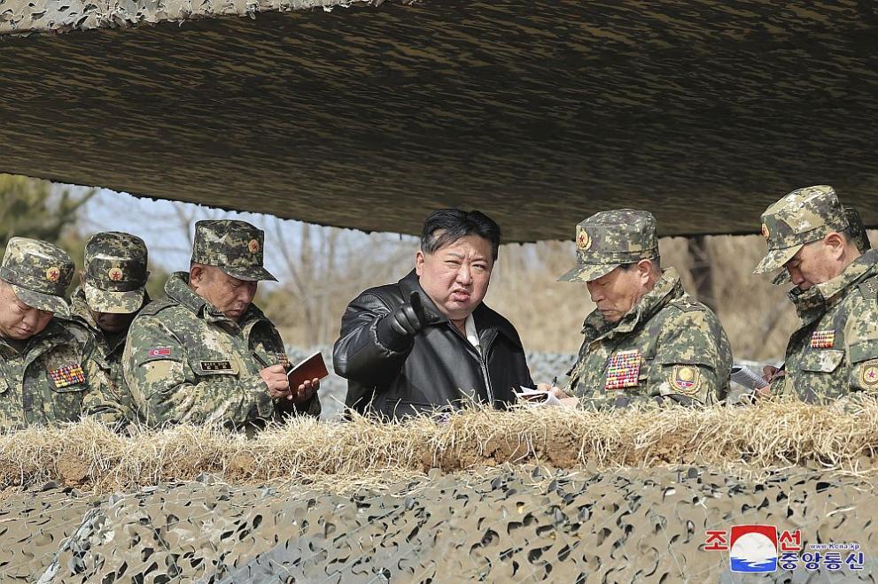 Севернокорейският лидер Ким Чен-ун е ръководил военна демонстрация с участието на