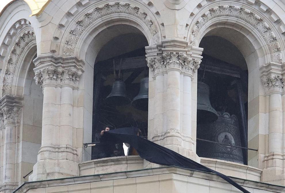 На патриаршеската катедрала Свети Александър Невски“ бе спуснат черен флаг