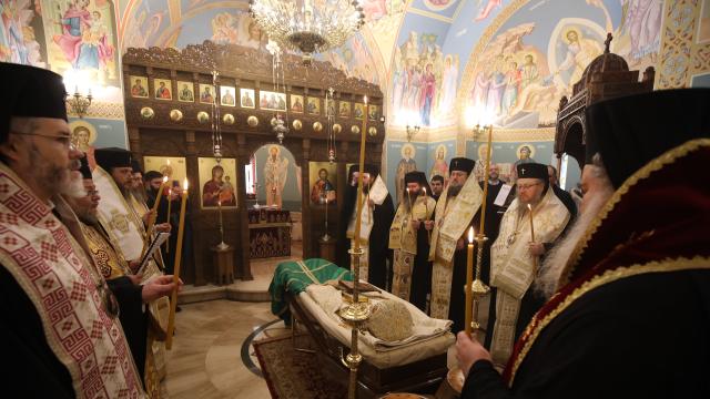 Поклонение пред тленните останки на патриарх Неофит (СНИМКИ)