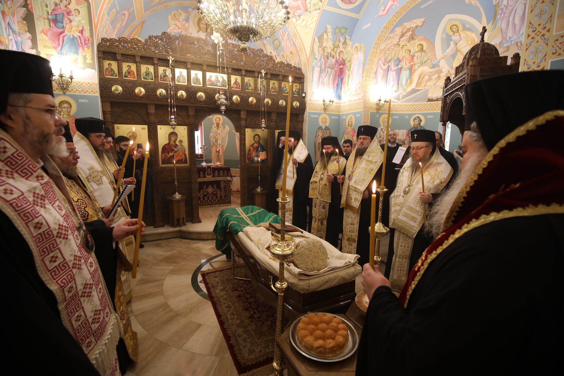 Поклонение пред тленните останки на патриарх Неофит в църквата „Света Марина“