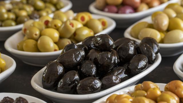 Трябва ли да ядем маслините с костилките?