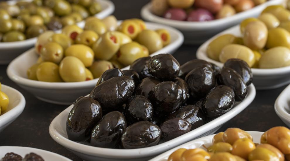 Трябва ли да ядем маслините с костилките?