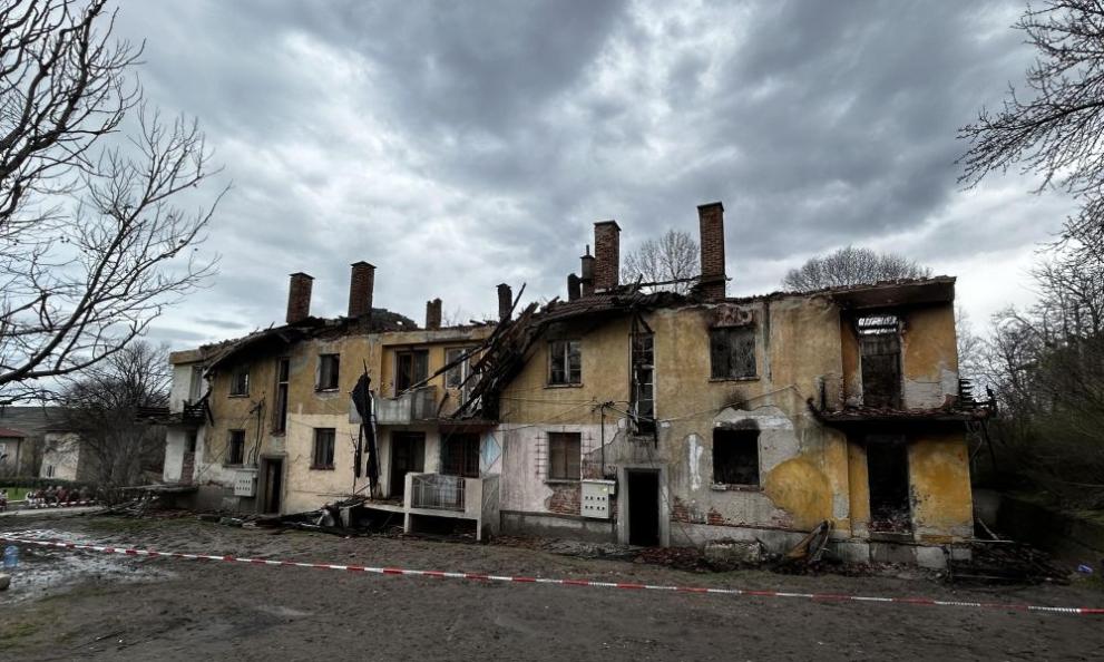 66-годишен мъж загина при голям пожар в Димитровград. Огнената стихия