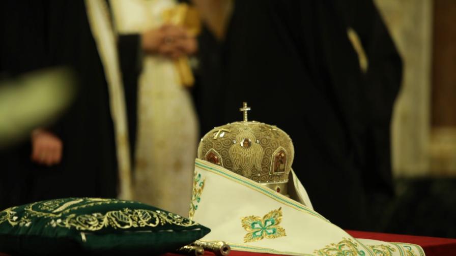Тленните останки на Негово Светейшество българския патриарх и Софийски митрополит Неофит са изложени вече за поклонение в патриаршеската катедрала "Св. Александър Невски", а погребението му ще е на 16 март.