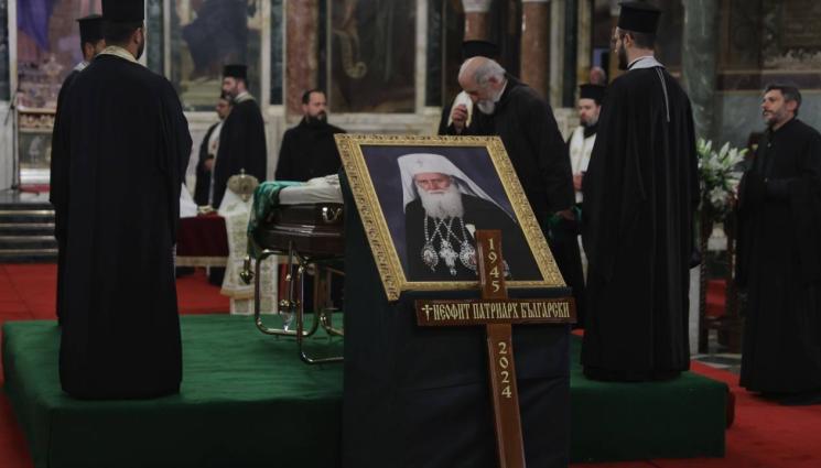 Неофит поклонение - СМЪРТТА НА НЕОФИТ: Опашка се изви на поклонението на патриарха (СНИМКИ И ВИДЕО)