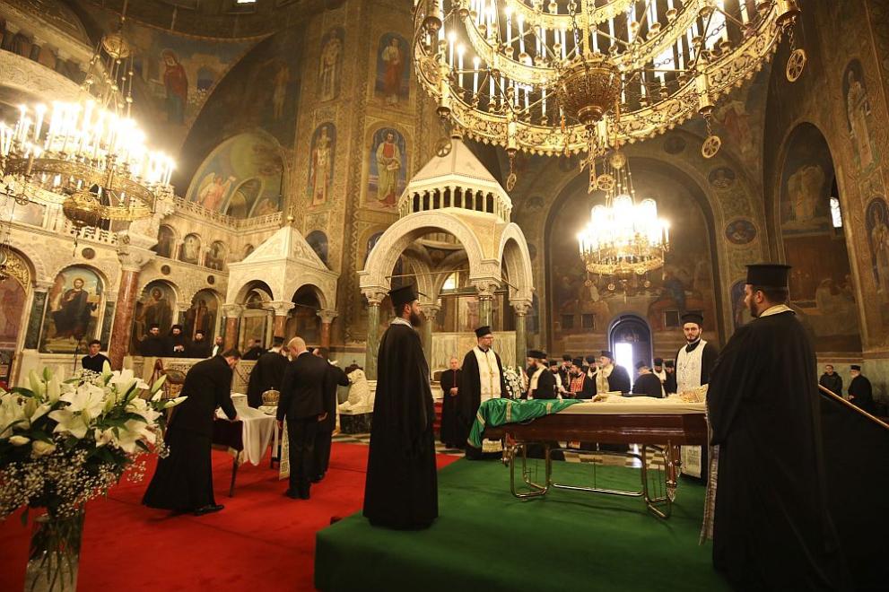  Поклонение пред тленните остатъци на патриарх Неофит в катедралата Александър Невски 
