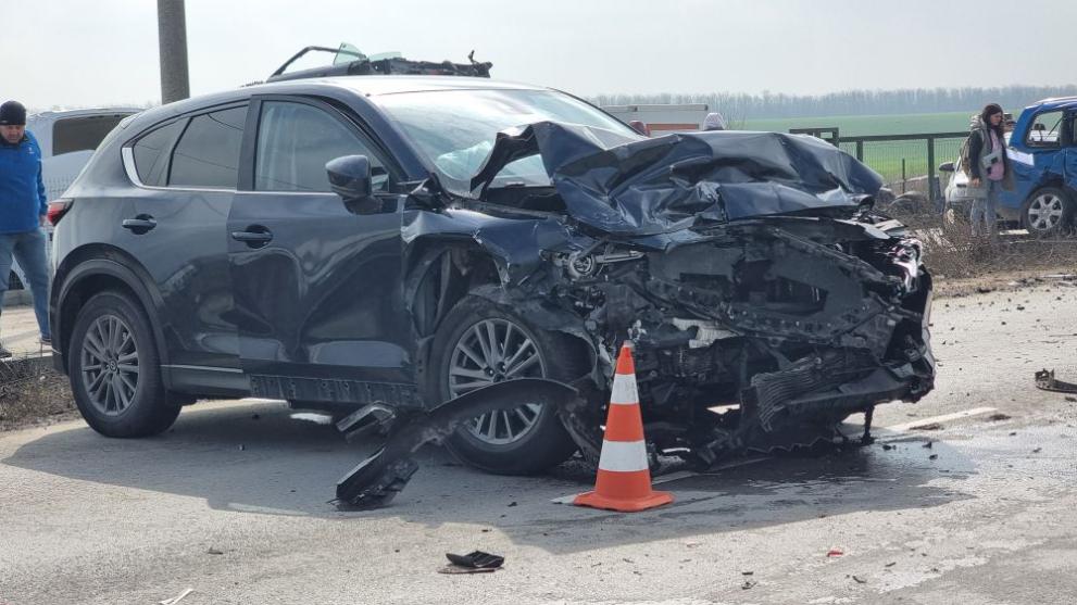 Снимка: Катастрофа с трима пострадали затвори пътя Добрич-Варна
