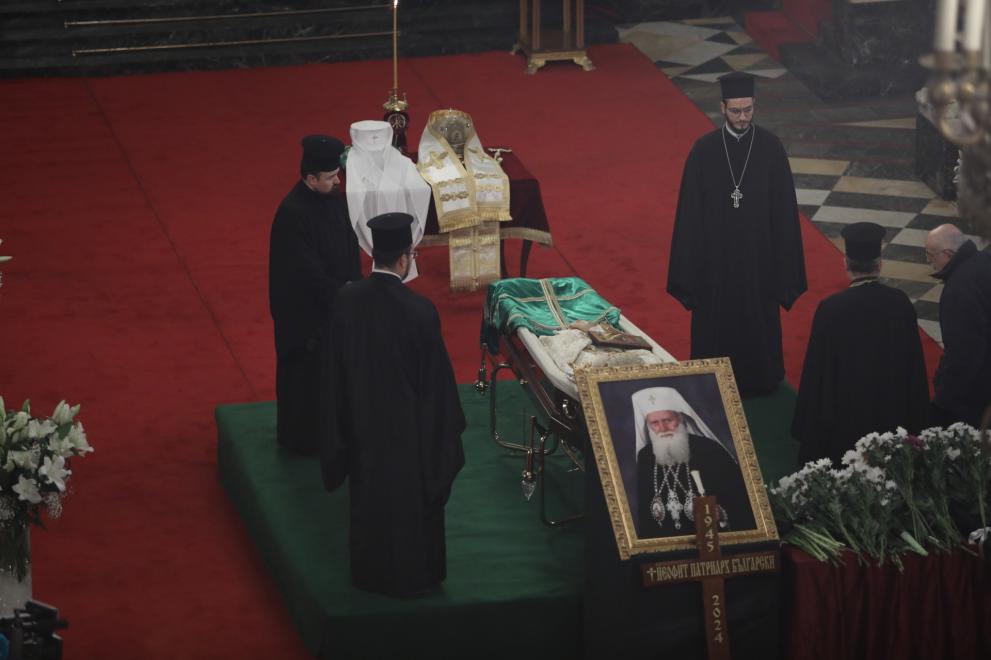  Поклонение пред тленните остатъци на патриарх Неофит в катедралата Александър Невски 