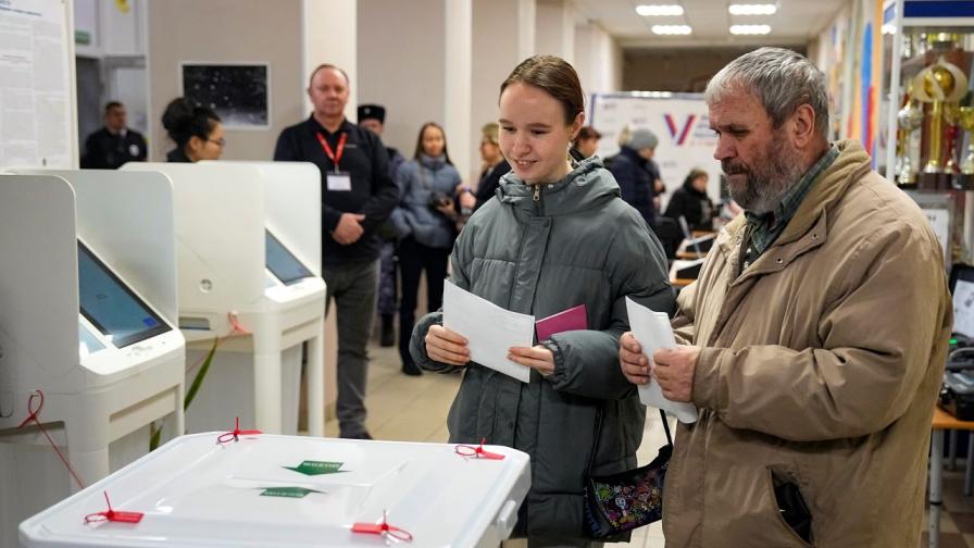 Хора гласуват на президентските избори в Русия. 16 март 2024 г.