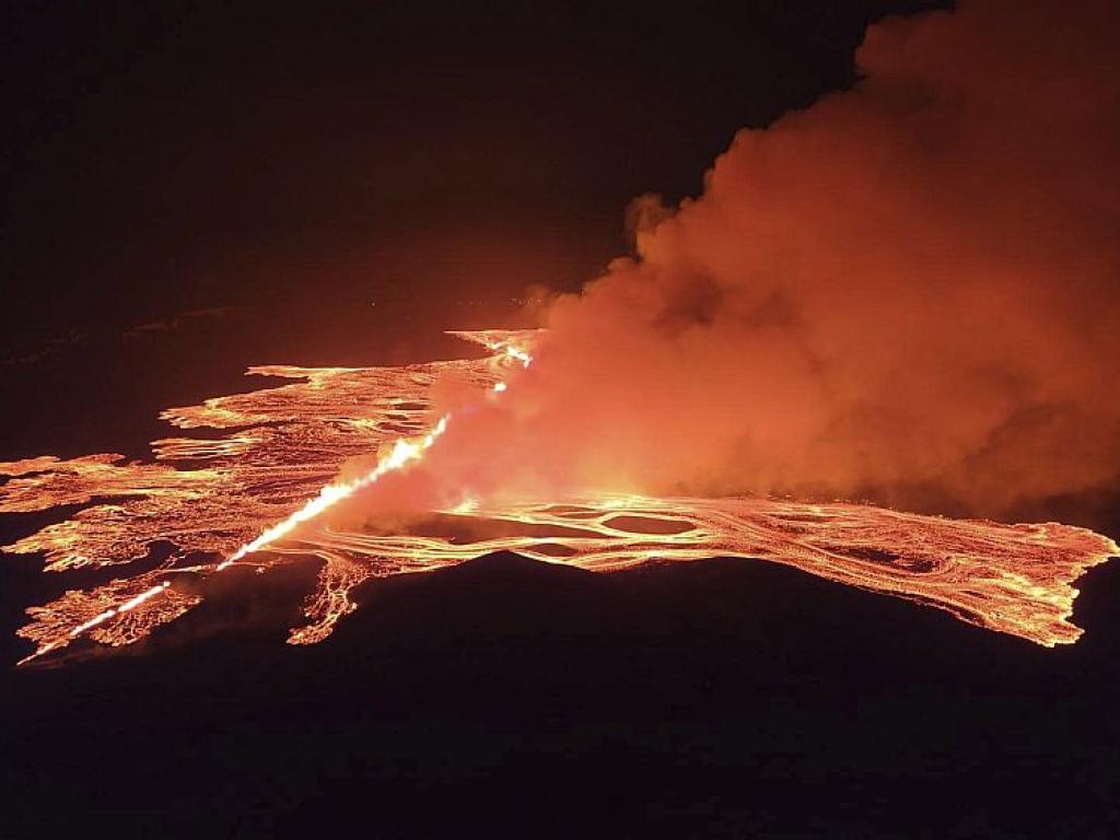 Лава изригна от нова вулканична пукнатина на исландския полуостров Рейкянес