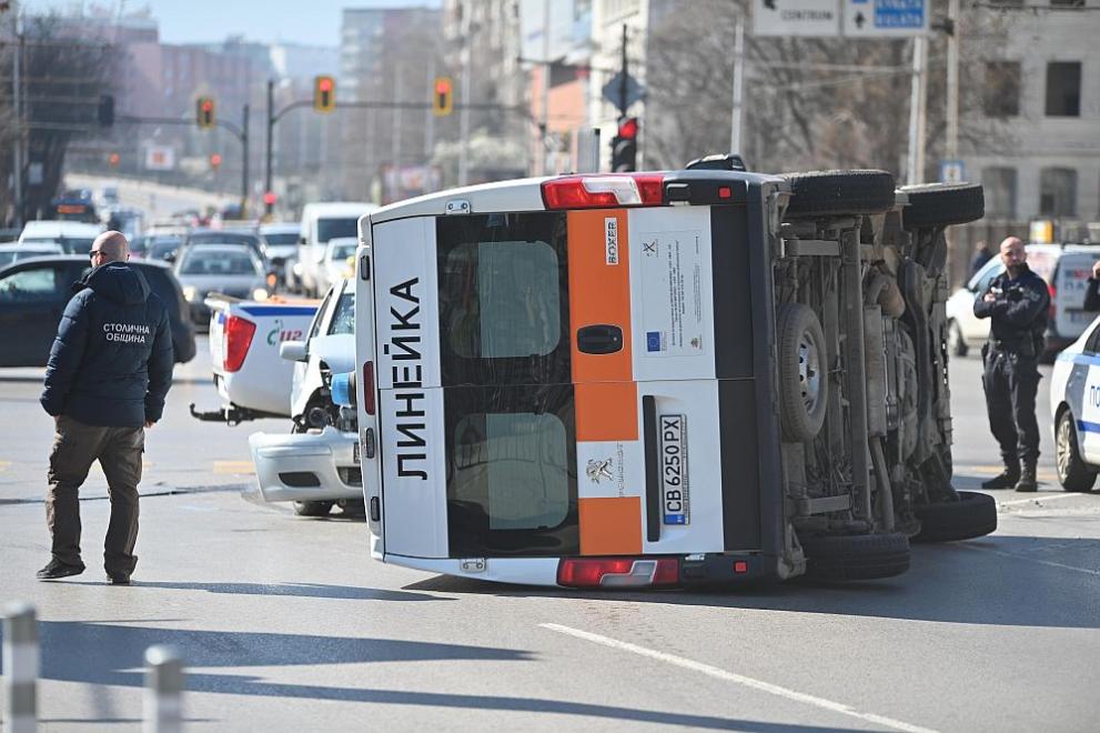 Катастрофа с линейка е станала на едно от натоварените кръстовища