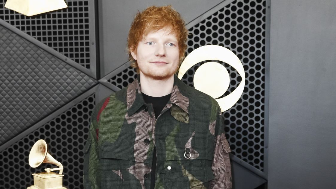 Ed Sheeran пя на пенджаби по време на концерт в Мумбай