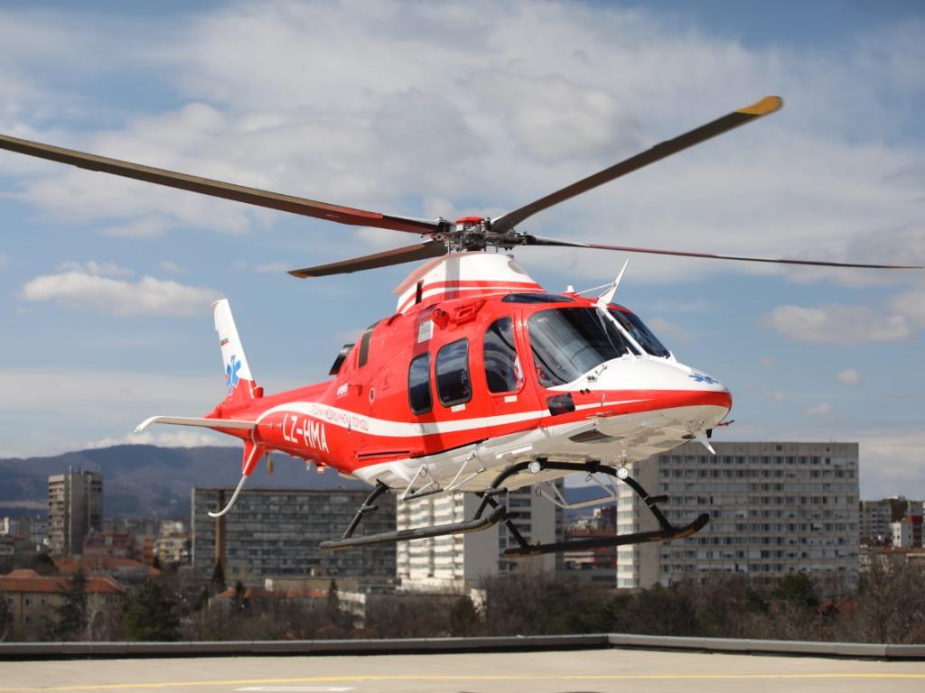 Хеликоптерът за оказване на спешна помощ по въздуха кацна успешно