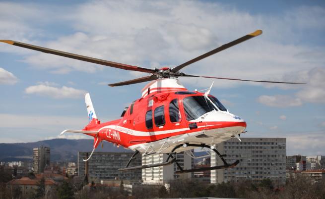 Първи тренировъчен полет на хеликоптера за спешна медицинска помощ (СНИМКИ)