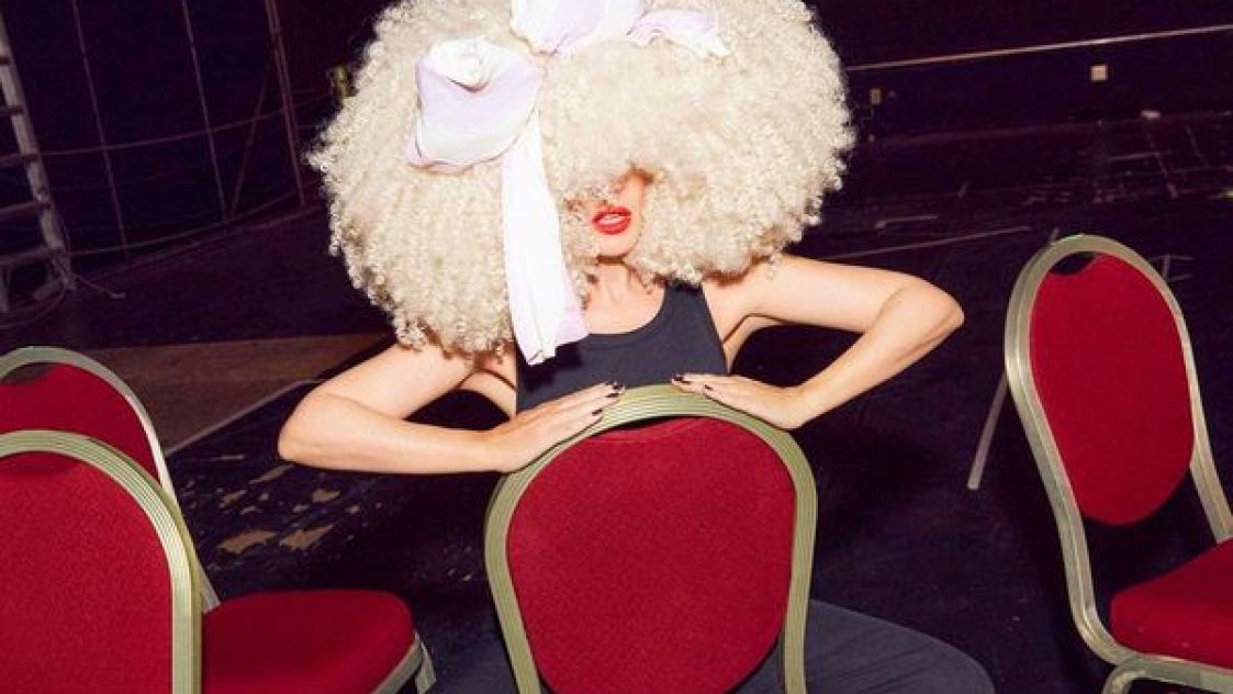 Sia и Kylie Mingoue разкриват музикален видеоклип към съвместната си песен „Dance Alone“