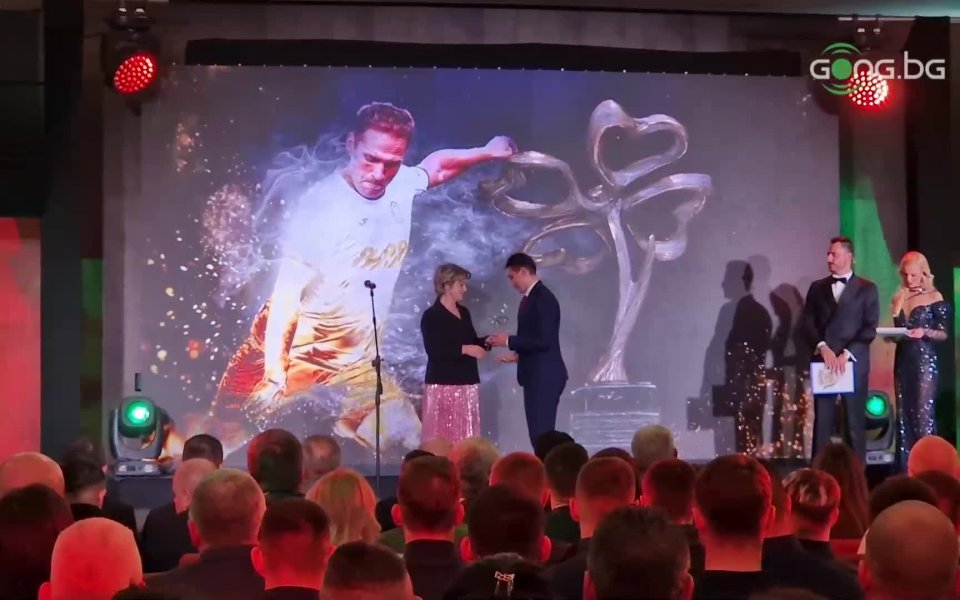 Стилиян Петров беше награден по време на церемонията Футболист на