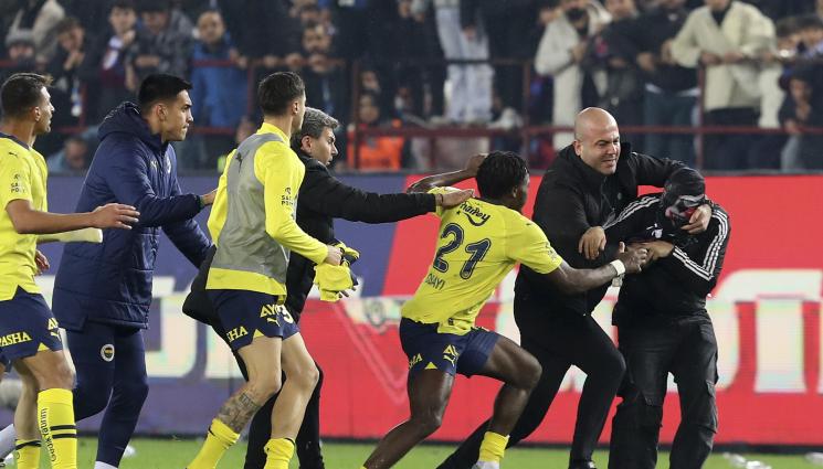 Турция футбол - Фенербахче обмисля оттегляне от Суперлигата след мелето на терена