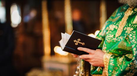 църква свещеник