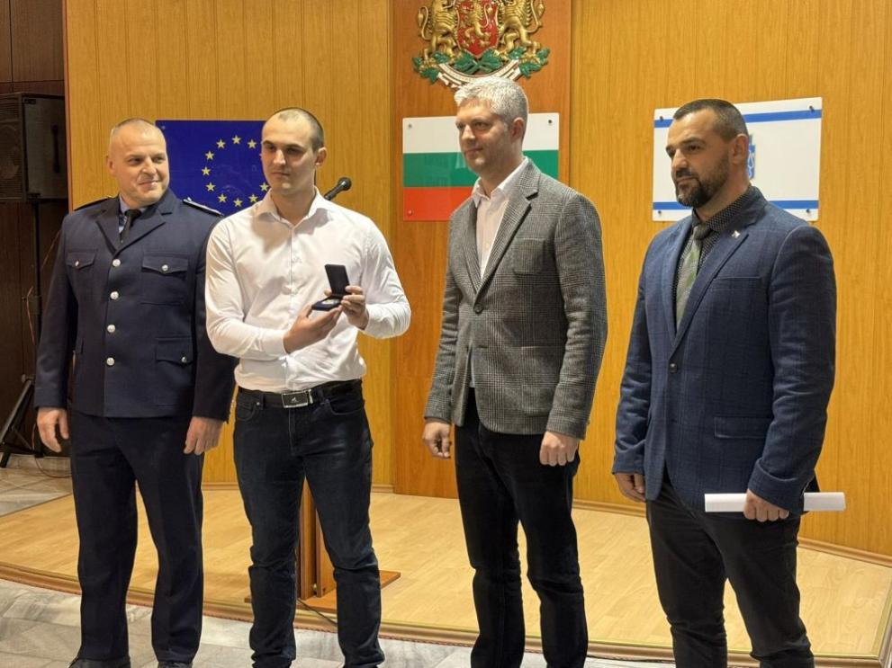 Снимка: С лъвско сърце: Наградиха полицай за постигнати високи резултати във Варна