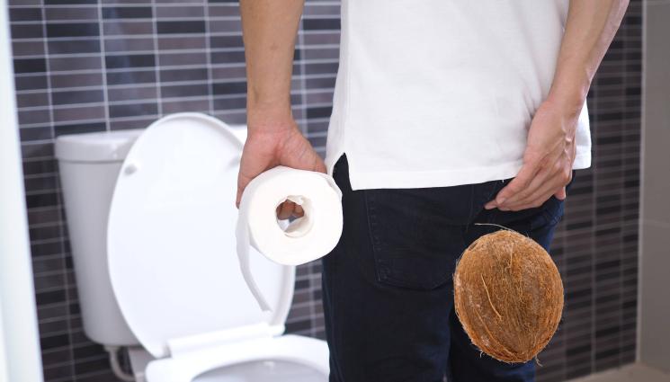 кокос - РЪКАТА НЕ МУ СТИГА: Первезник си навря отзад цял кокос! (СНИМКИ)