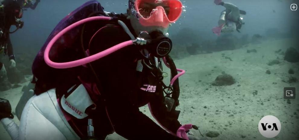 Мира Томас е инструктор по гмуркане и обучава група жени