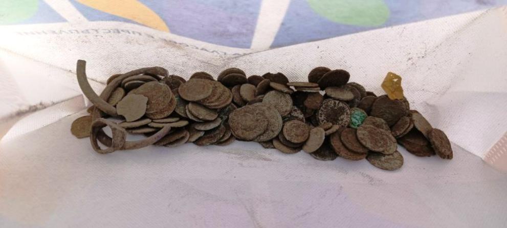 Снимка: Иззеха голямо количество монети и предмети с културно-историческа стойност в Пазарджишко