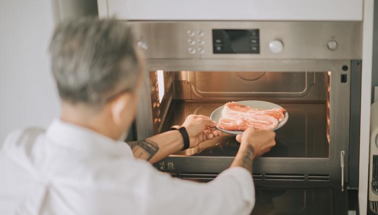 размразено месо - ПРАКТИЧНИ СЪВЕТИ: 9 грешки при размразяване на месото, става опасно!