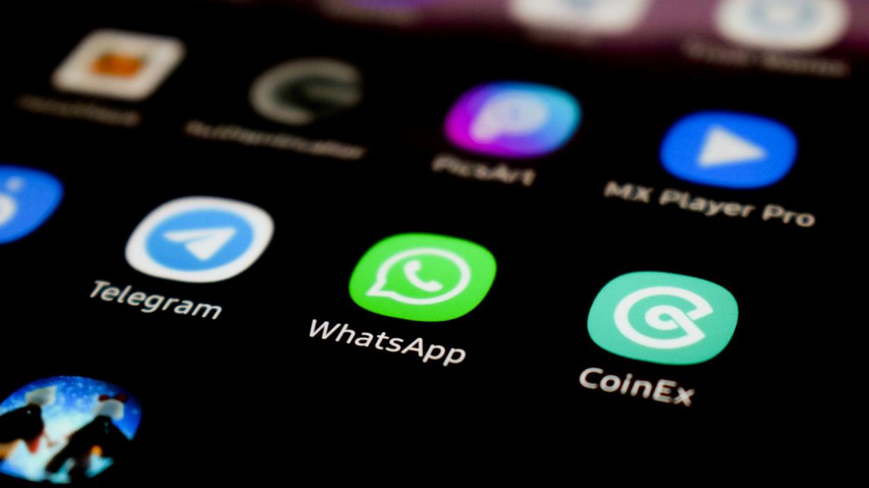 WhatsApp работи върху функция за преобразуване на гласови съобщения в текст
