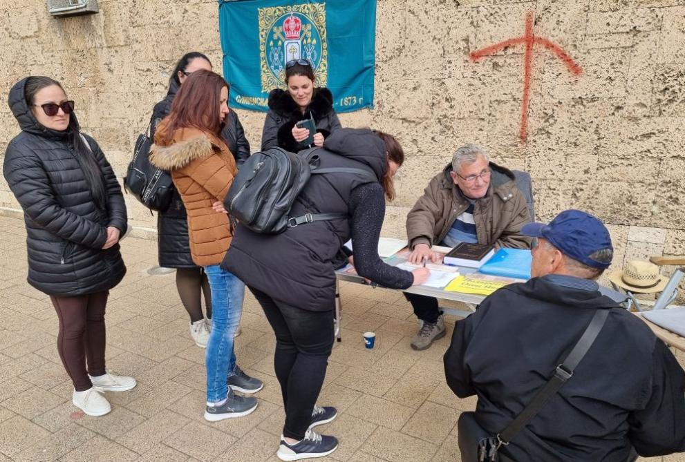 Снимка: Общински съветници от Сливен подкрепиха отец Иван, който обяви гладна стачка
