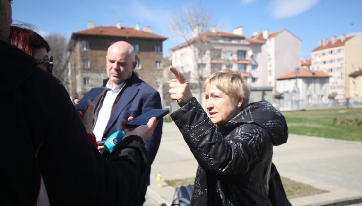 Стойка Манерс - Майката и съпругата на Нотариуса изригнаха: Не се работи по разстрела му!