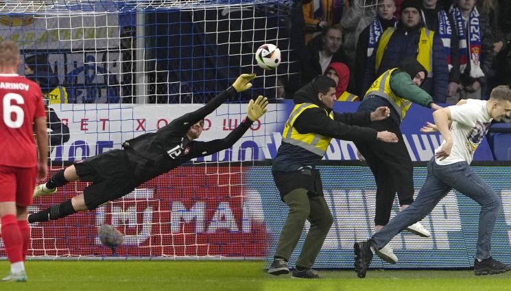 Сърбия Москва Русия - Кеф за вътрешна консумация: С 10 души сърбите паднаха 0:4 от Русия в Москва