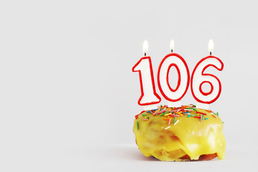 106-годишна американка отпразнува рождения си ден в Дисниленд, пише People.