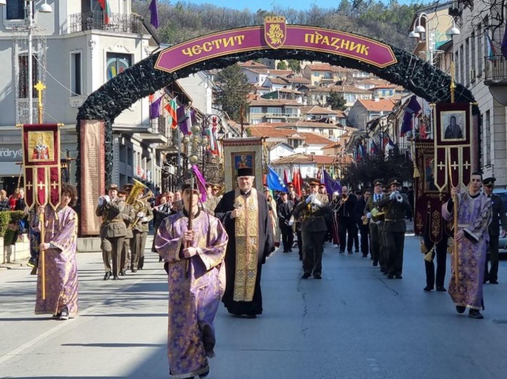 Велико Търново чества своя празник с многолюдно шествие с портретите