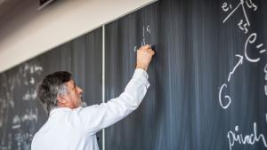 Около 10 от учителите в България са работещи пенсионери или