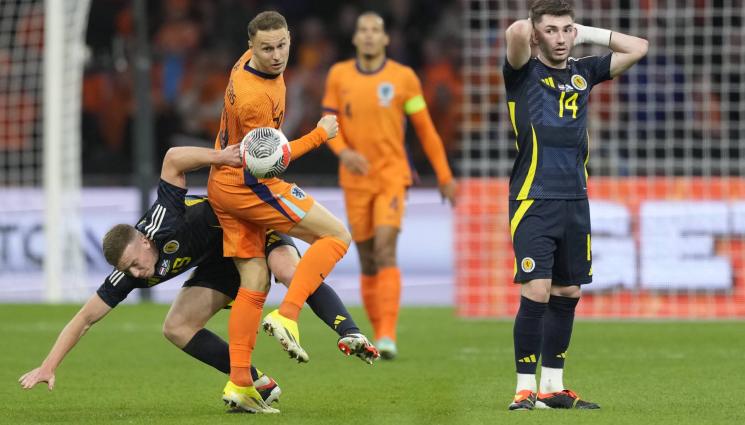 Шотландия Нидерландия - ЛОШО ИМ СЕ ПИШЕ: Нидерландия разцепи в приятелски мач Шотландия