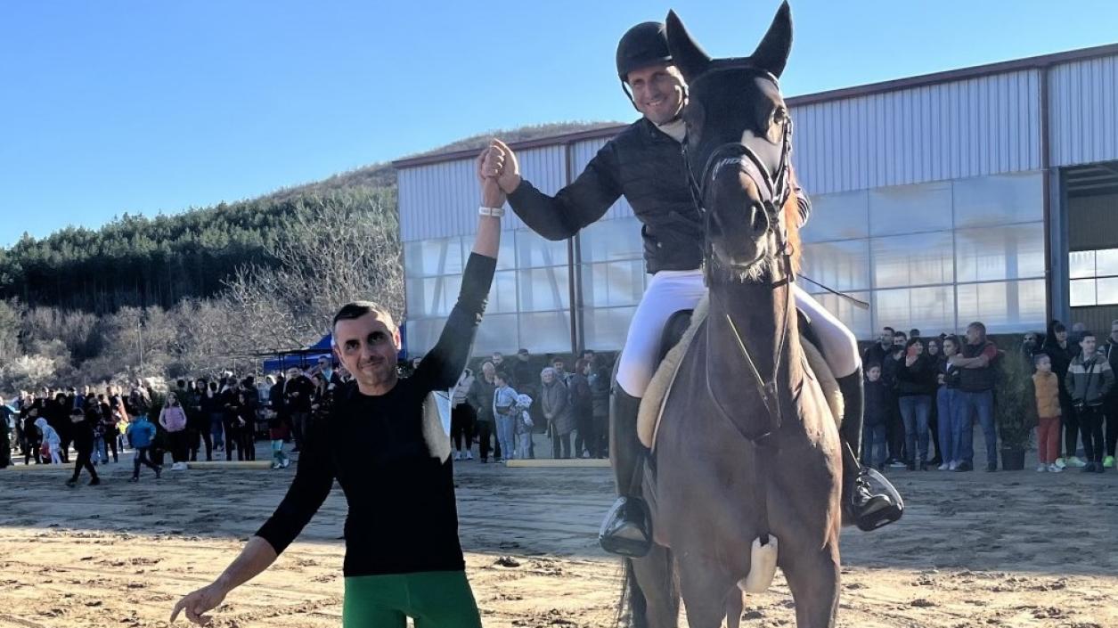 Човек и кон завършиха наравно в първото надбягване в България 