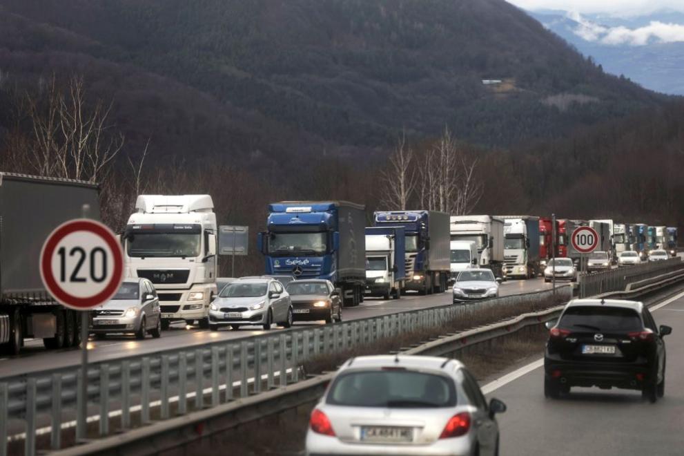 Снимка: Спират преминаването на товарни автомобили през ГКПП „Дуранкулак