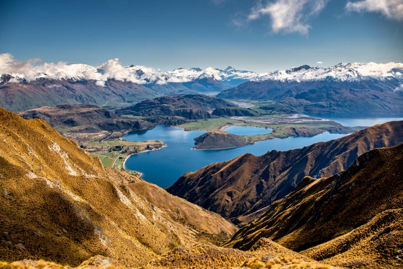 <p><strong>Нова Зеландия</strong></p>

<p>Нова Зеландия е в списъка на почти всички пътуващи сами и добрата новина е, че страната е едновременно зашеметяваща и безопасна. С фантастичен резултат от 90 по индекса за безопасност на Travel Safe Abroad, пътници от всякакъв произход могат да изследват великолепните пейзажи на страната без притеснение. Въпреки това властите в Нова Зеландия имат няколко предложения за посетителите &ndash; неща като избягване на напитки от непознати и минимизиране на ценностите, които носите със себе си.</p>