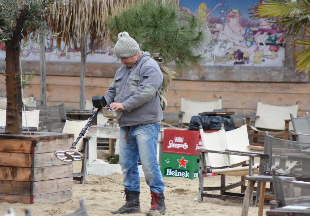 Снимка: Ентусиаст в понеделник: Варненец с метален детектор опита късмета си на плажа