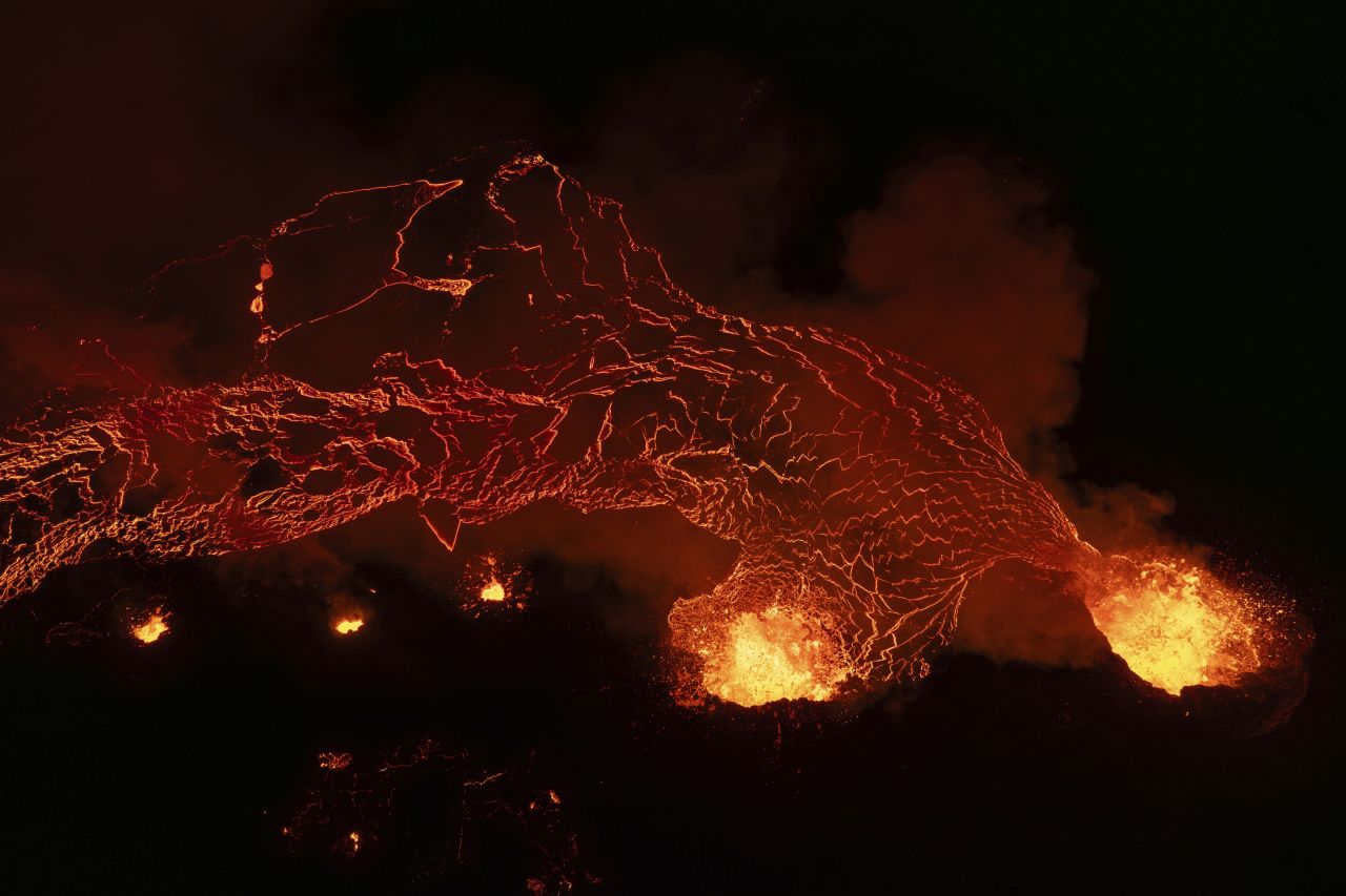 <p>Поглед към лавата, която тече от вулкана, близо до град Гриндавик, Исландия, рано в понеделник, 25 март 2024 г.</p>