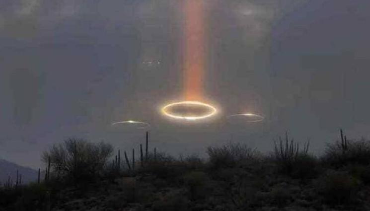 НЛО - ПАК НАПАДАТ: Странни записи на групово НЛО паникьосаха хората! (СНИМКИ+ВИДЕО)