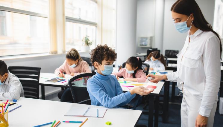 мед сестри - ПОД НАТИСКА НА ПРОТЕСТ: Хвърлят стотачка на медсестрите в детските