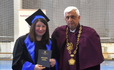 Станка Златева вече е магистър, 80-годишен също получи диплома от НСА