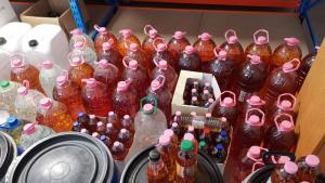 Иззеха над тон контрабанден алкохол в Казанлък съобщиха от полицията