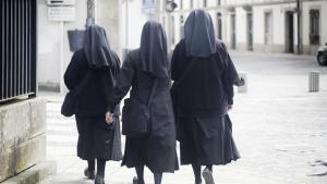 Група пеещи монахини от Съсекс заявиха че са шокирани от