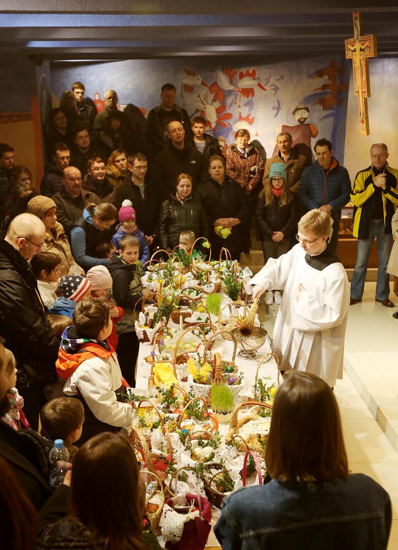  Ритуалът по благославяне на хлябове и яйца по време на католическия Великден.
