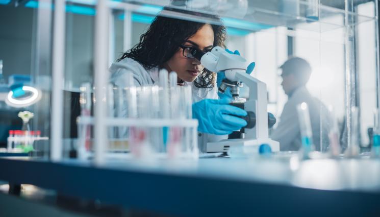 микроскоп учени - НЕВЕРОЯТНО! Учени създадоха умни молекули, поразяващи вируси