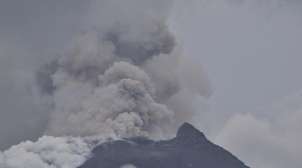 Вулканът Ибу в Индонезия изригна отново, изхвърли пепел на два километра височина
